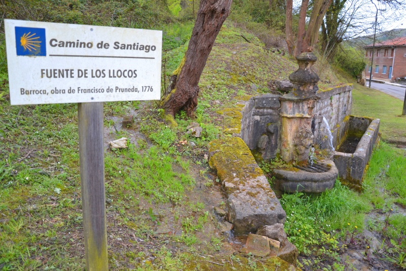 Fuente de los Llocos, obra del escultor y arquitecto asturiano Francisco de Pruneda