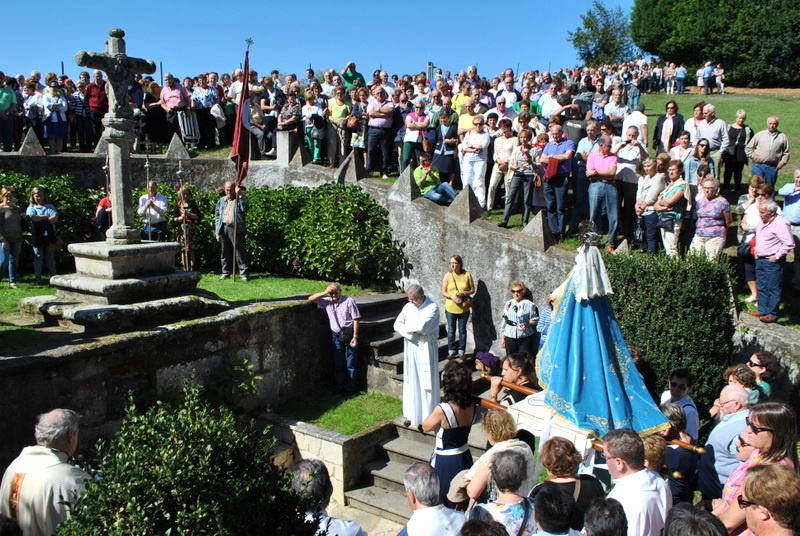 La imagen de la Virgen, frente a la Fuente Santa de Villaoril