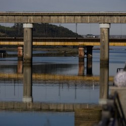 Puente de la vía ferroviaria y de la N-634 sobre la ría de Navia