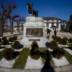 Estatua a Ramón de Campoamor en Navia