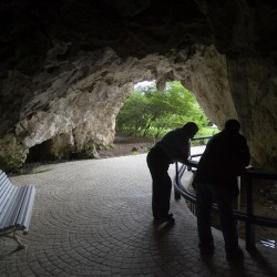Entrada a la cueva de Tito Bustillo