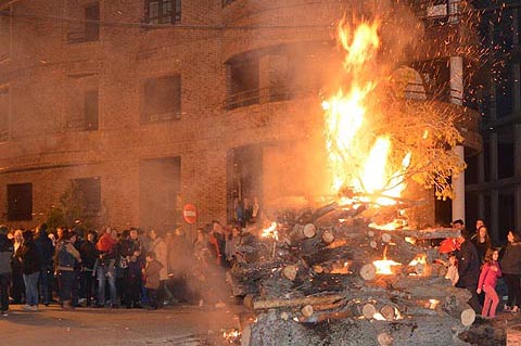 Hoguera en Híjar.