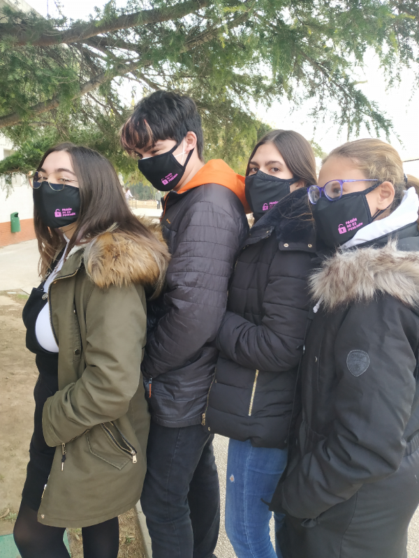 Alumn@s IES P.Laín Entralgo con la mascarilla #pasiónnoesposesión lema del proyecto.