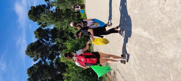 Durante la caminata recogiendo basura