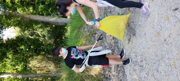 Durante la caminata recogiendo basura.