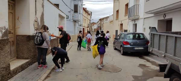 Por las calles de Samper recogiendo basura