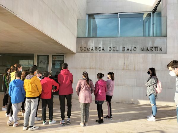 Grupo de 1º en la entrada de la Sede de la Comarca.