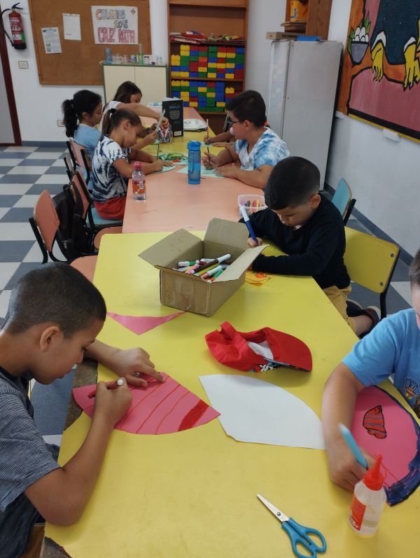 Realizando taller de gorros. Samper