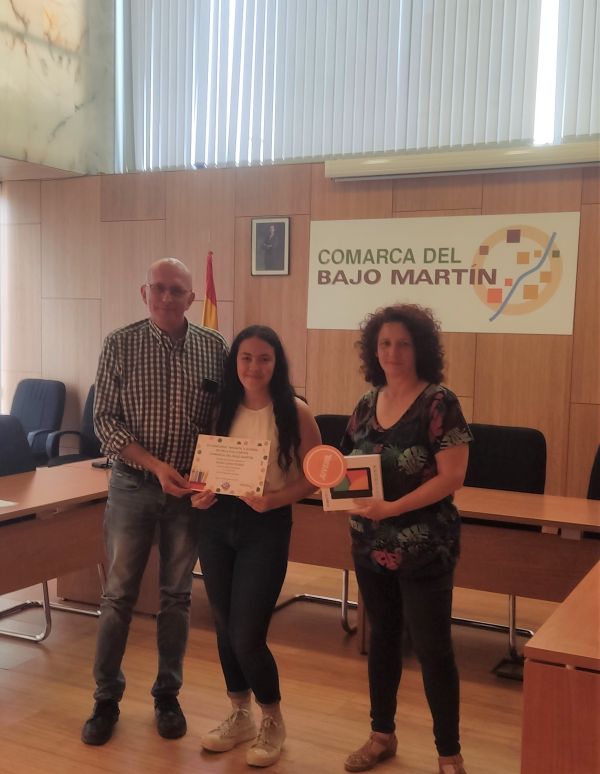 ZAIDA RECIBIENDO SU DIPLOMA Y SU PREMIO.