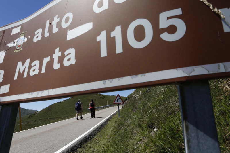 Peregrinos a su paso por el Alto de la Marta