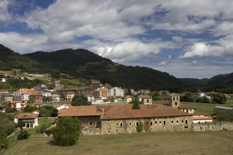 Vista de Cornellana con el monasterio en primer término