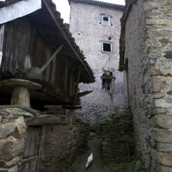 Calle del casco antiguo de Tineo