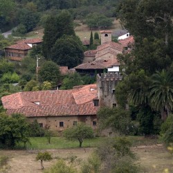 Vista de Doriga con el palacio en primer término