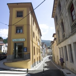 Esquina de la calle Mayor y la avenida de América en Pola de Allande