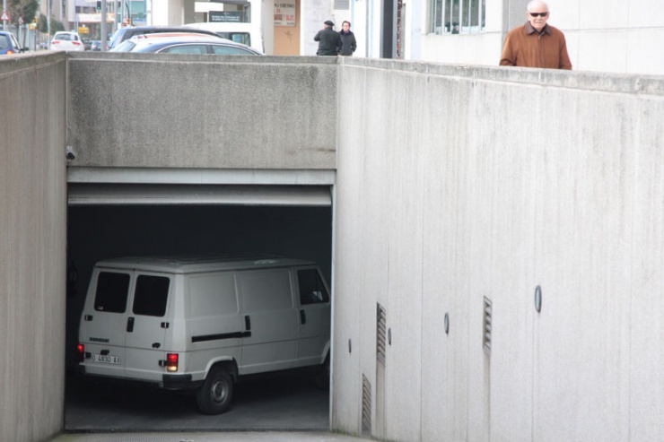 Una furgoneta con material de la investigación llega al juzgado de Gijón.