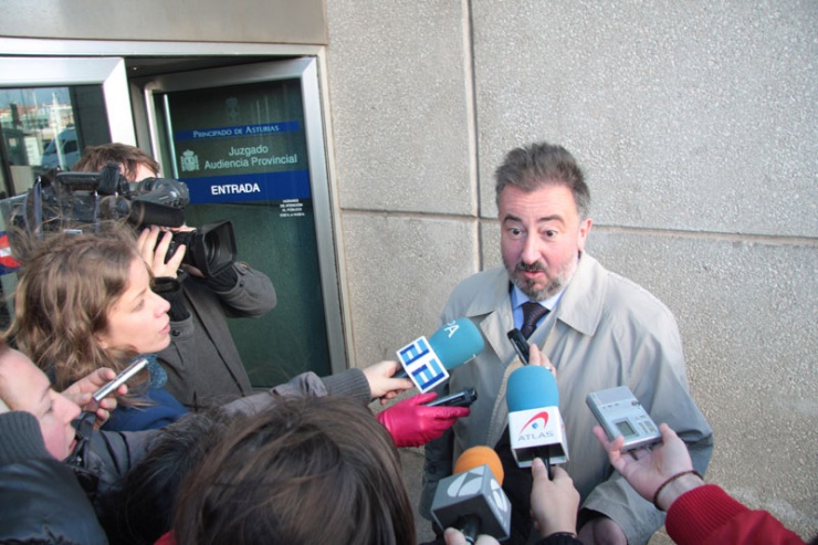 Sergio Herrero, abogado de Riopedre, a la salida de los juzgados.