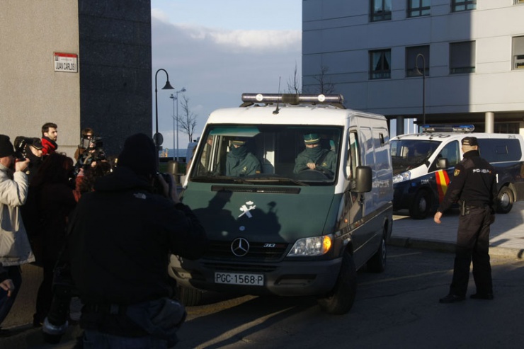 El furgón de la Guardia Civil parte hacia la cárcel de Villabona con Riopedre en su interior.