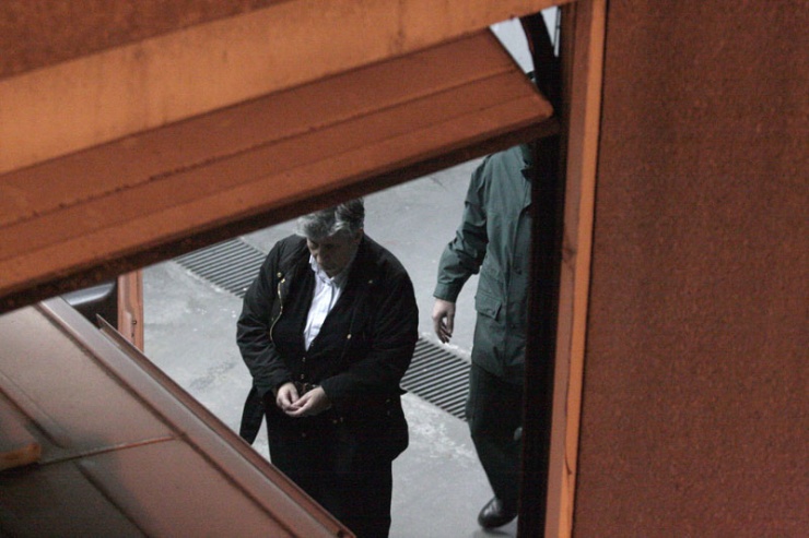 María Jesús Otero, ex directora general de Planificación, salen esposadas del Juzgado gijonés camino de la cárcel