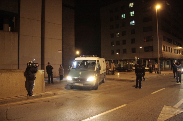 El furgón de la Guardia Civil con las imputadas camino de la prisión de Villabona