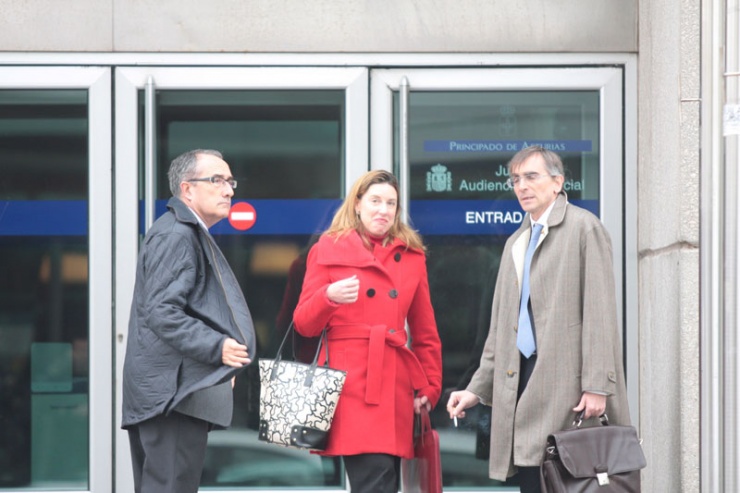 Juan Serra, Graciela Lagunilla y Luis Tuero a la entrada de los juzgados.