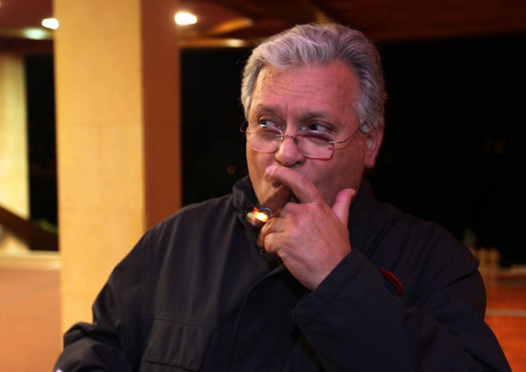 Víctor Manuel Muñiz Menéndez, ayer por la tarde en el restaurante de Latores, fumándose su habitual puro de las ocho de la tarde.