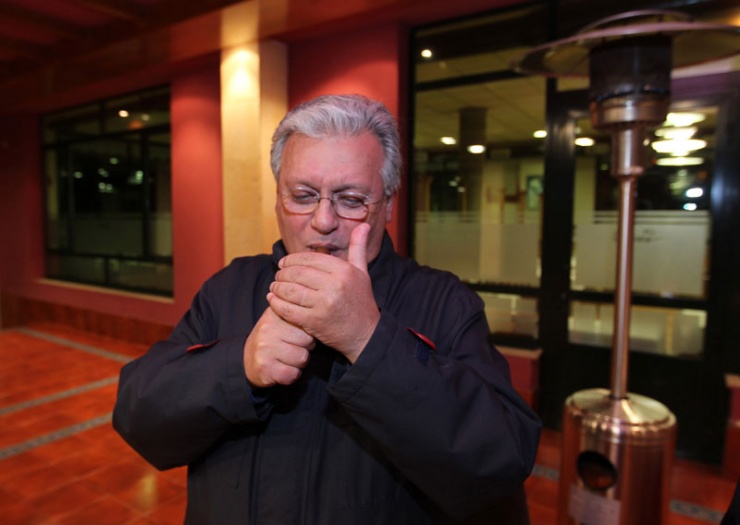 Víctor Manuel Muñiz Menéndez, ayer por la tarde en el restaurante de Latores, fumándose su habitual puro de las ocho de la tarde.