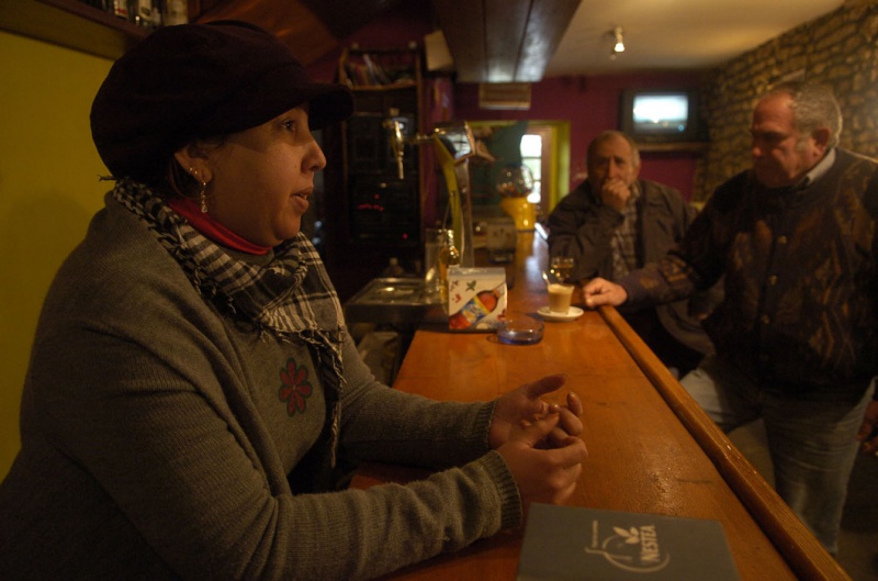 La saharaui Calama Hassna, a la izquierda, en el bar en el que trabaja, en la calle Lamadrid. Antonio Amor Pérez, en el centro y Valentín González a la derecha.