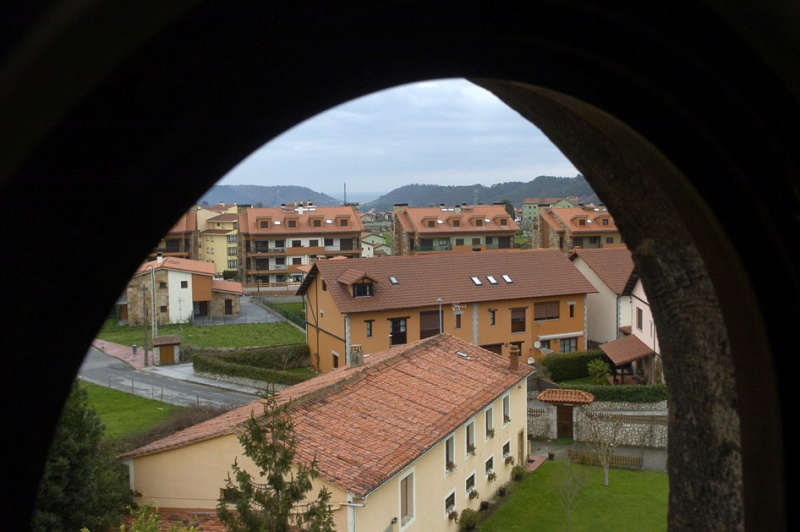 Barrio de El Redondo visto desde una de las ventanas de «La casa de piedra»