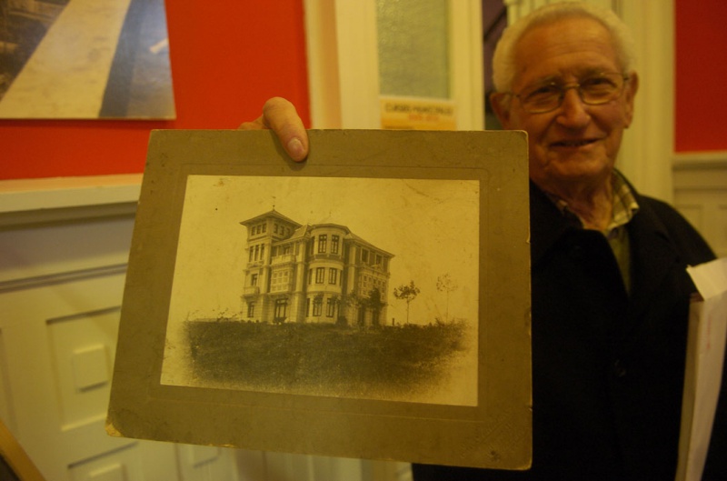 Antonio Álvarez Boeta, sosteniendo una foto histórica de «La Casa Roja»