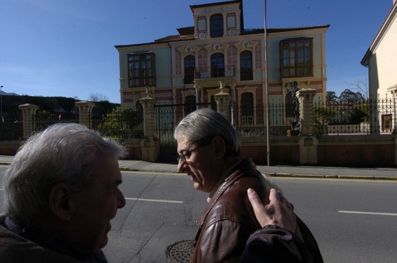 Guillermo Sordo saluda a Jesús Díez, sobrino-nieto del popular comerciante llanisco Manolo el Marigordu, en la calle Pidal, ante la Casa de los Leones