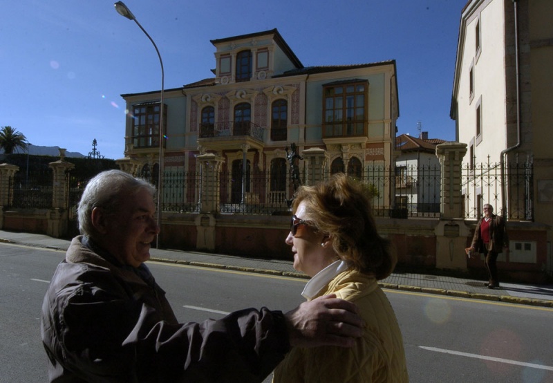 Guillermo Sordo saluda a una vecina, en la calle Pidal, ante la Casa de los Leones