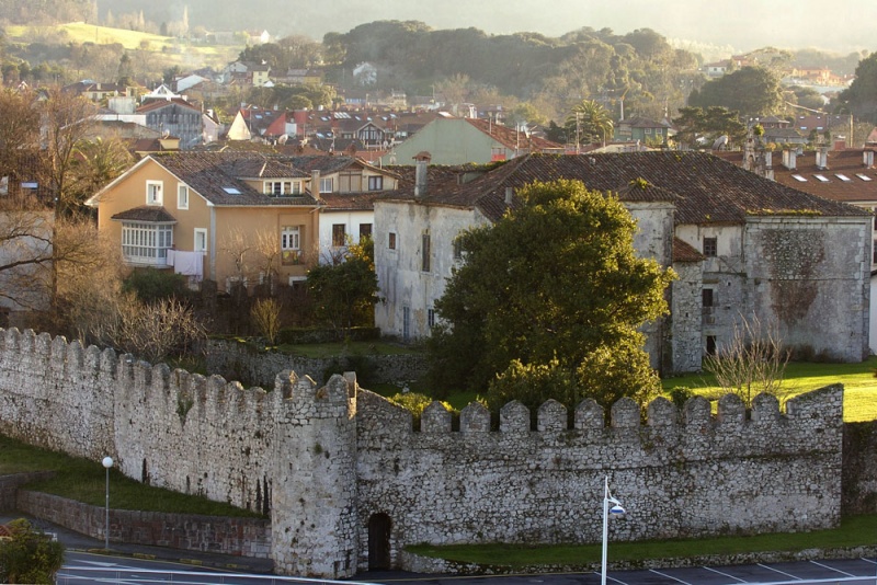 La muralla medieval, con algunas edificaciones del nuevo Llanes al fondo.