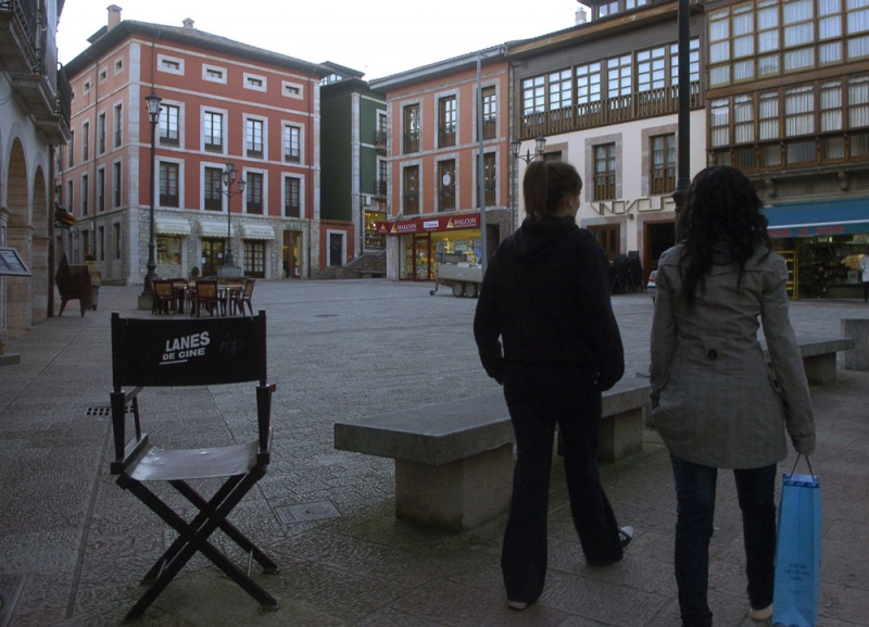 La plaza de Parres Sobrino, con la silla de director que informa de que allí se rodaron secuencias de las películas «El orfanato» y «Parranda» y de la serie «Los jinetes del alba».