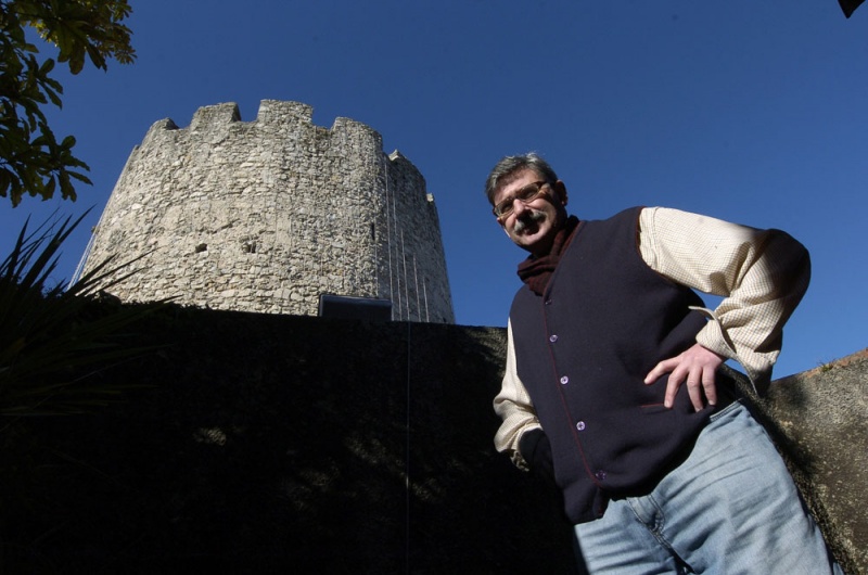 Higinio del Río, delante de la torre medieval de Llanes