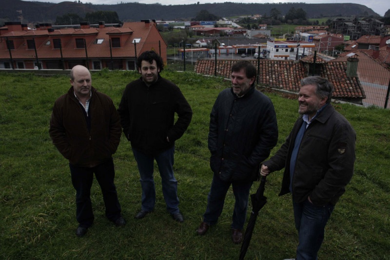 De izquierda a derecha, Juan Antonio Ruenes, Rafael Somoano, Emilio Carrera y Teófilo Calvo, con los terrenos del polígono industrial al fondo