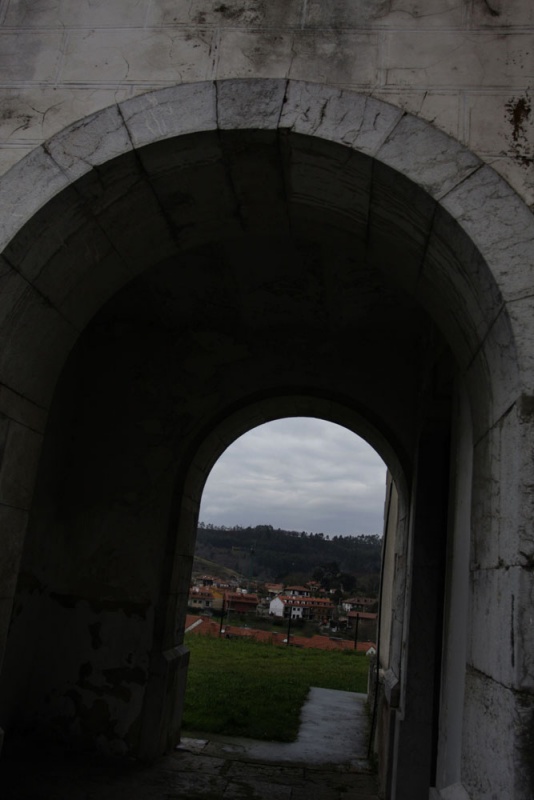 Parte de la nueva Posada, vista a través de uno de los arcos de la iglesia de la localidad