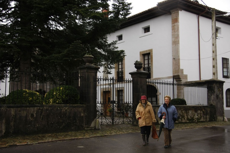 Tita Ardines y Dolores Corrales, delante de la finca «La Catedral»