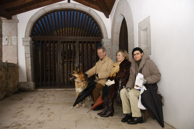 Por la derecha, Eloísa Fernández, presidenta de la asociación vecinal «Ereba»; Rosina Villar, Agustín López Rivas y su perra, «Lila», delante de las capillas de San Juan y San Leonardo