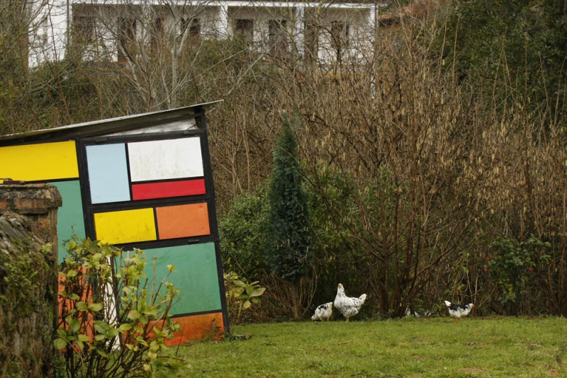El gallinero de la casa en la que vivió el pintor José Cordero, decorado a la manera neoplasticista de Piet Mondrian, con sus gallinas delante