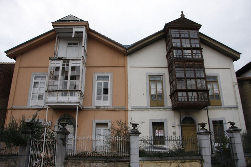 Dos casas iguales, chalés adosados de otra época, en distinto estado de conservación
