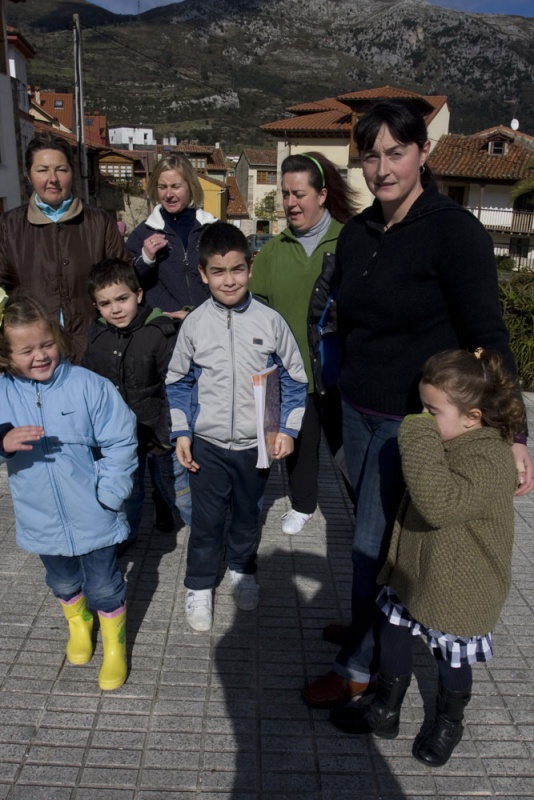 Varias madres, con sus hijos recién salidos del colegio público Jovellanos, delante del Museo de los Bolos