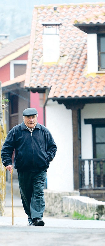 Ángel García "Jovino", caminando por una de las calles de la capital cabraliega.