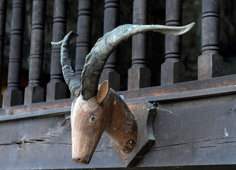 Una cabeza que decora una de las cabañas de Llanu Molín.
