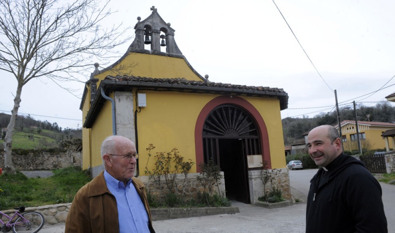 Luis Huerta, presidente de la asociación de mayores El Güeña, y Rubén Pulido, párroco de Benia, ante la capilla de San Roque.