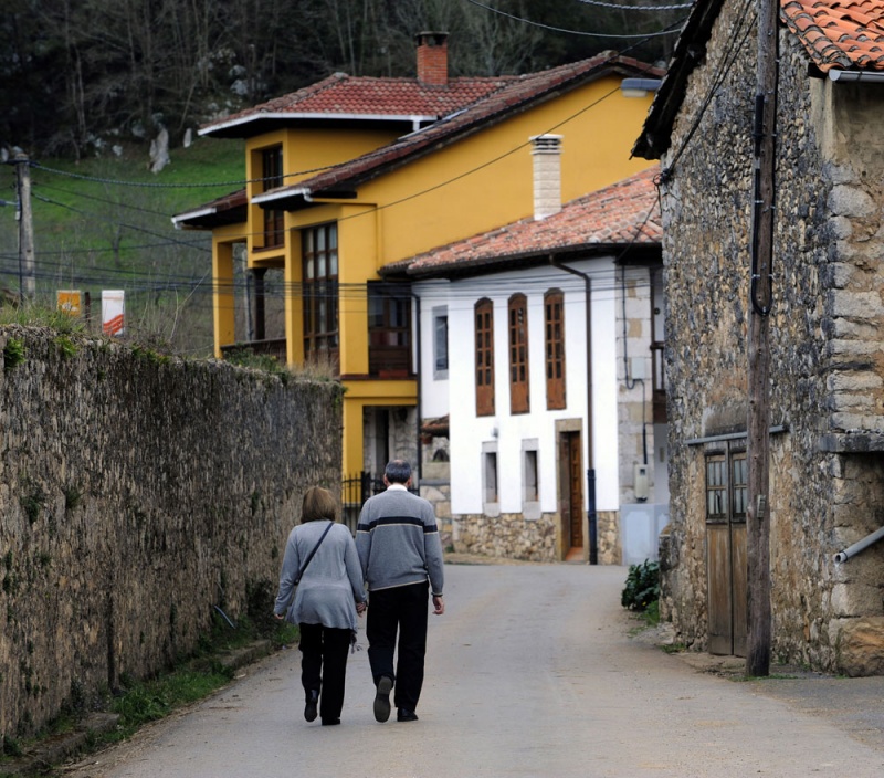 Una pareja, paseando por el barrio de Beniaencima.