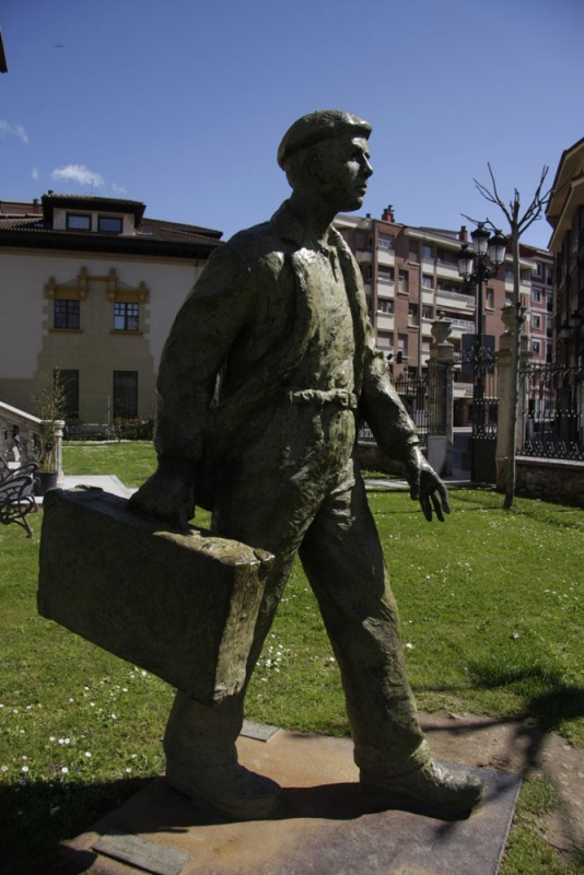 Estatua dedicada al emigrante, delante del chalet de Don Diego o Casa Riera, hoy transformado en Oficina de Turismo.