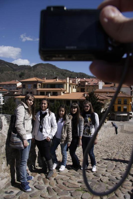 Un grupo de malagueñas en viaje de estudios se fotografía en el Puente Romano.