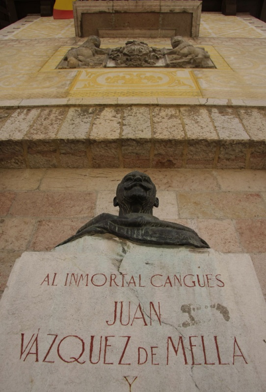 El busto dedicado a Juan Vázquez de Mella, hijo ilustre de Cangas de Onís, en la plaza de la iglesia.