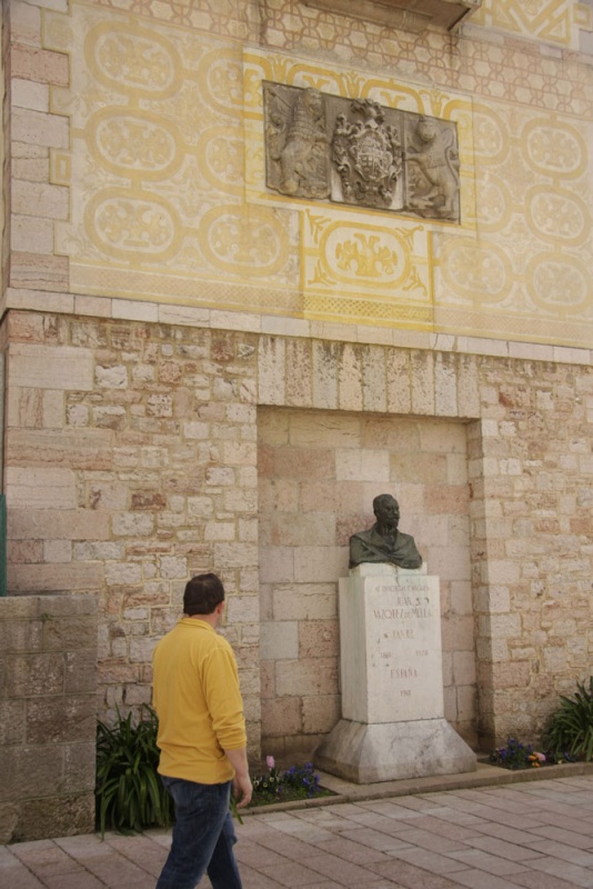 Un hombre pasa ante el busto de Vázquez de Mella.