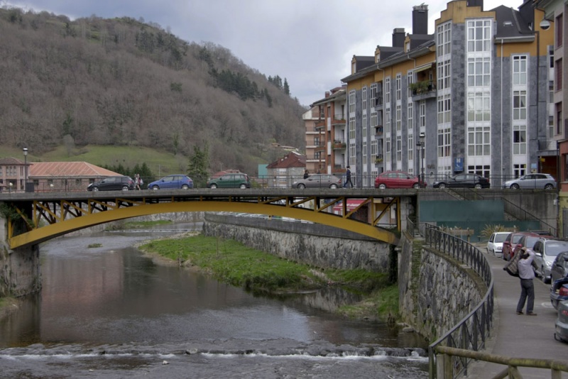 Puente sobre el Güeña.